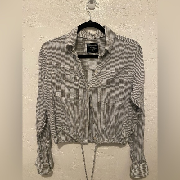 A&F long sleeve crop button-up top with cinch waist. - Picture 1 of 4